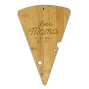 Bamboe kaasplank 17x25,5 cm met tekst “lieve mama bij jou ben ik het liefst” gelaserd in hout