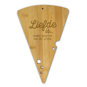 Bamboe kaasplank 17x25,5 cm met tekst “liefde is samen genieten van het leven” gelaserd in hout